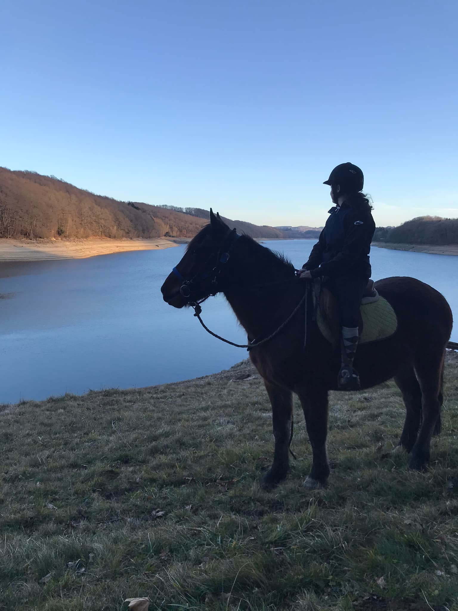 Balade à poney autour du lac de Saint-Etienne au crépuscule avec la ferme équestre du Cantalès