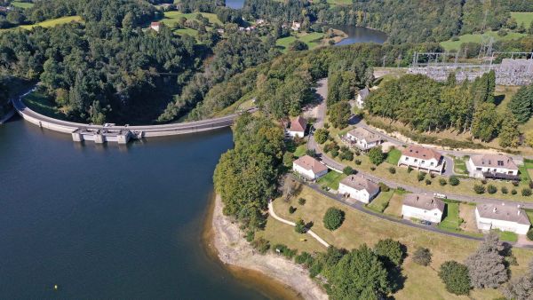 Le barrage de Saint-Etienne-Cantalès et ses habitations