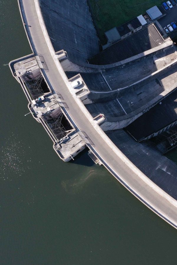Exploitation sur le barrage de Saint-Etienne-Cantal dans le Cantal