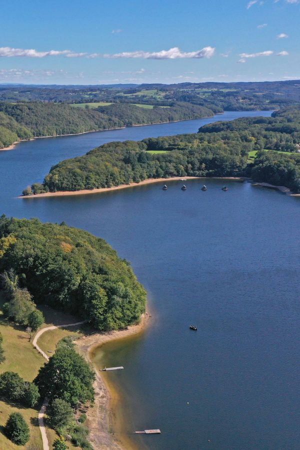 Vue verticale du lac de barrage de Saint-Etienne-Cantalès dans le Cantal