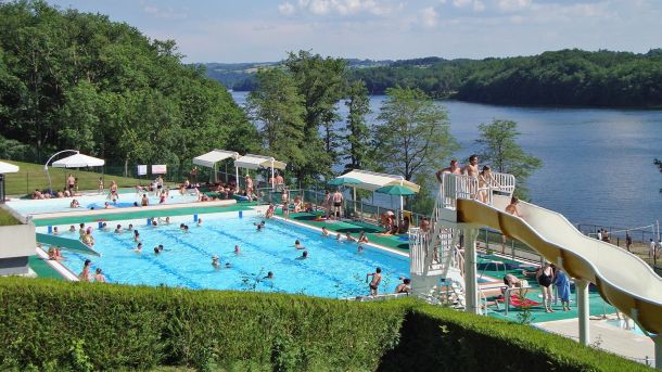 Piscine de Saint-Etienne-Cantalès dans le cantal, située près du lac de barrage.