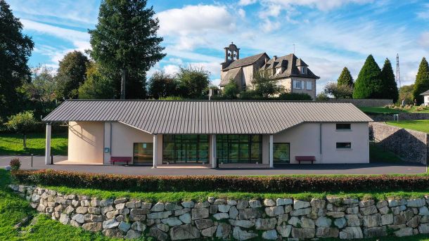 La salle polyvalente de Saint-Etienne-Cantalès dans le Cantal peut accueillir jusqu'à 280 personnes.