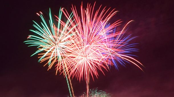 Feu d'artifice et spectacle pyrotechnique en juillet sur la commune de Saint-Etienne-Cantalès dans le Cantal