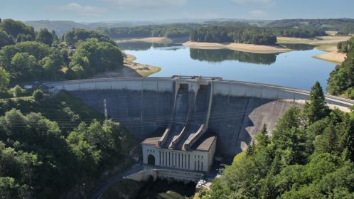 Vue des installations du barrage de Saint-Etienne-Cantalès, tremplin à ski et usine