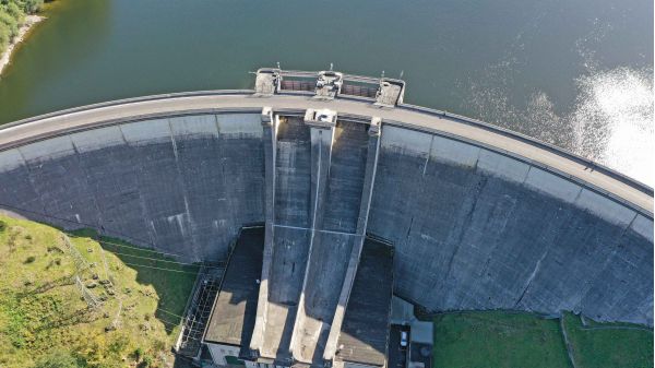 Vue de face du Barrage poids-voûtes à Saint-Etienne-Cantalès