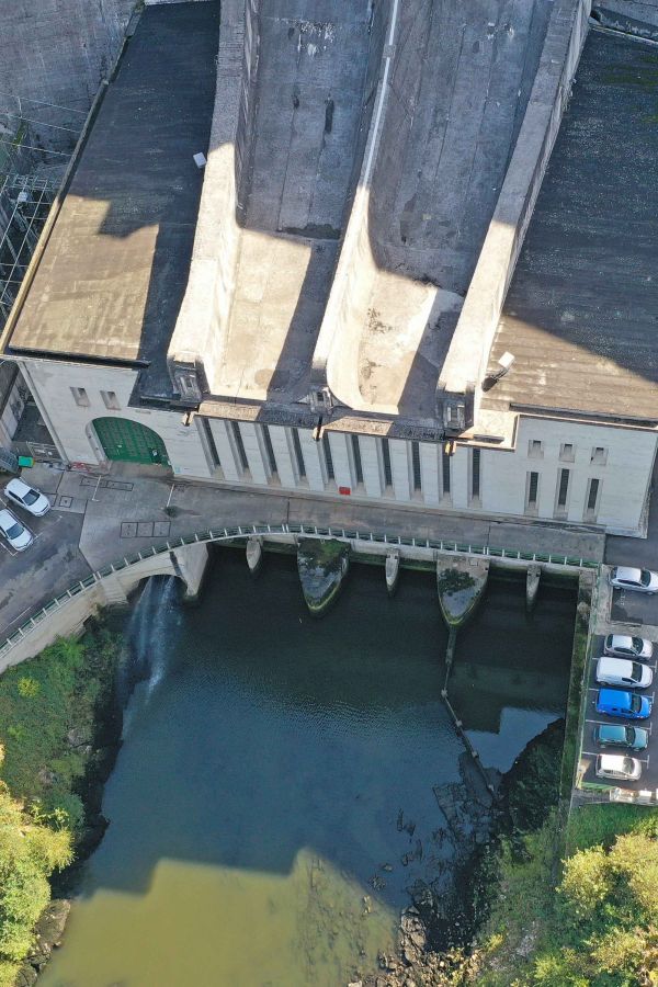 Batiment d'exploitation du barrage et tremplin à ski