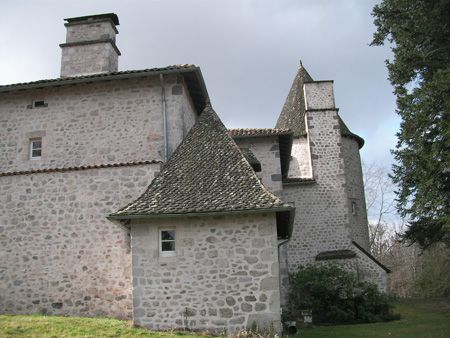 A Gresse, sur la commune de Saint-Etienne-Cantalès, patrimoine remarquable du chateau avec une tour à poivrière