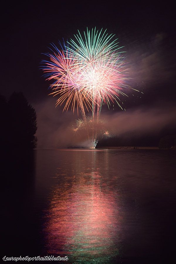 Photo du feu d'artifice 2021 tiré sur le lac de Saint-Etienne-Cantalès, prise par Laura Lalande, photographe amateur 
