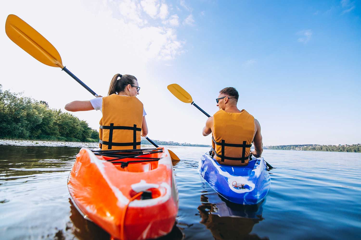 Sur la lac de Saint-Etienne-Cantalès, vous pouvez louer canoe, bateau à voile, paddle, etc à Puech des Ouilhes ou à Rénac
