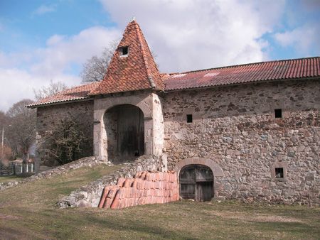 Grange-étable à entrée-porche remarquable au lieu dit La Serre sur la Commune de Saint-Etienne-Cantalès.