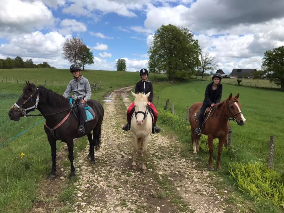 Petits grands, monter à cheval et partez en balade avec la ferme équestre de Saint-Etienne-Cantalès