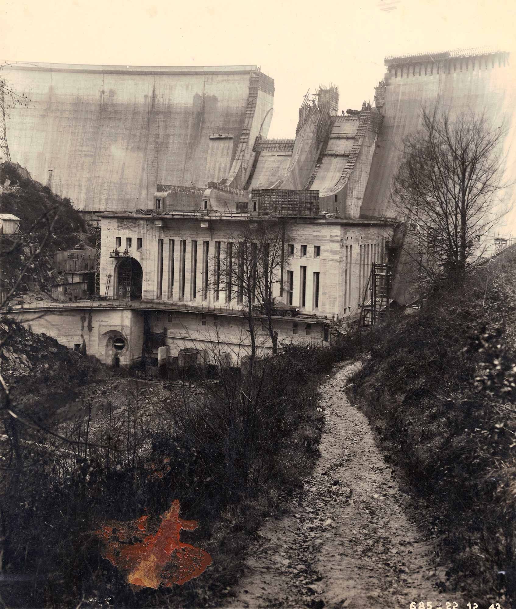 Image d'archive : construction du Barrage de Saint-Etienne-Cantalès