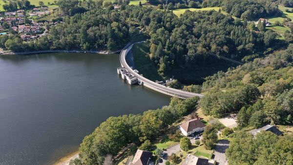 Retenue d'eau du barrage de Saint-Etienne-Cantalès dans le Cantal 